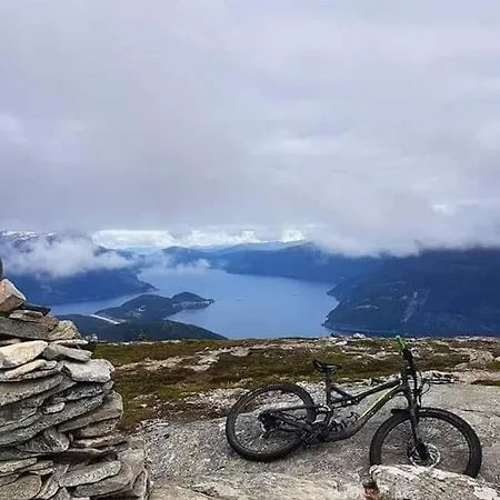 בית נופש Nordfjordcabins Red *